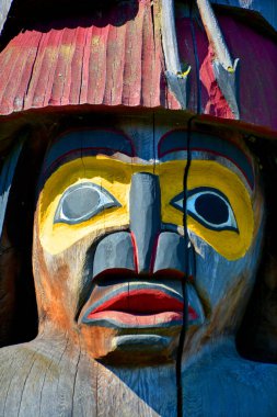 Victoria Bc Canada 15 Haziran 2015: Victoria Thunderbird Parkı 'nda totem direkleri, Kraliyet Bc Müzesi Kültür Bölgesi' nin bir parçasıdır ve birçok First Nations 'a ev sahipliği yapar.
