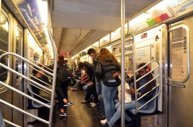 New York NY ABD 10: 15 2013: Metroda yeraltı toplu taşımacılık ağı trenler.