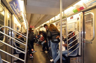 New York NY ABD 10: 15 2013: Metroda yeraltı toplu taşımacılık ağı trenler.