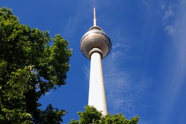 Berlin Almanya 09: 25: Fernsehturm (Televizyon Kulesi) Alexanderplatz 'da bulunmaktadır. Kule 1965 ve 1969 yılları arasında eski Alman Demokratik Cumhuriyeti tarafından inşa edilmiştir.