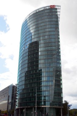 BERLİN GERMANY 09: 23: Potsdamer Platz, Potsdam Meydanı, Berlin 'in merkezinde, Brandenburg Kapısı ve Reichstag' ın güneyinde önemli bir kavşak. 