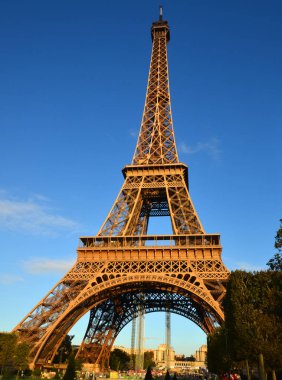 PARIS, FRANCE ECTOBER 12: 12 Ekim 2013 'te Paris, Fransa' da Eyfel Kulesi 'nin (Tur Eyfel) kapanışı. Dünya Fuarı için 1887 ve 1889 yılları arasında inşa edilmiştir (Fuar 1889).). 
