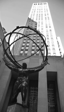 NEW YORK, ABD 25 Ekim 2013 'te Rockefeller Center' daki tarihi Atlas Heykeli, New York 'un en pahalı perakende mağazalarının bulunduğu Beşinci Bulvar' daki gücü temsil etmektedir..