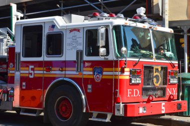 New York City 27 Ekim 2013: Fdny Tower Ladder 5 kamyoneti, Manhattan, Otc 27, 2013. Fdny dünyanın en büyük Ateş ve Ems sağlayıcısı.