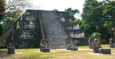 TIKAL, GUATEMALA MAYIS 03 2016: Guatemala Tikal Ulusal Parkı 'ndaki Kolomb öncesi Maya uygarlığının arkeolojik alanı 1979' dan beri UNESCO Dünya Mirası Alanı 'dır.