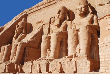 ABU SIMBEL 11 25 2008: Abu Simbel tapınakları Nubia, Güney Mısır 'da Ebu Simbel' de iki büyük kaya tapınağıdır. Kompleks 