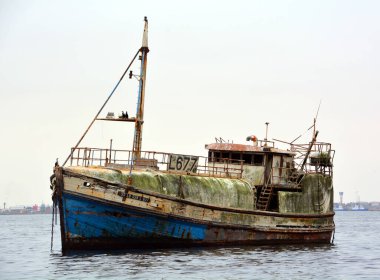 Denizde eski bir gemi