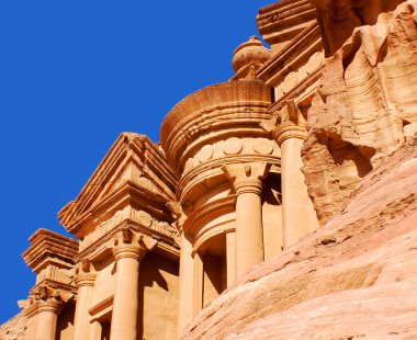 PETRA JORDAN 129: Ad Deir veya El Deir, Ürdün 'ün eski Petra kentinde kayadan oyulmuş anıtsal bir binadır. Nabatean Klasik Biçiminin bir örneği. 