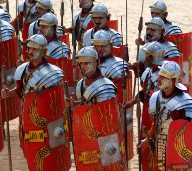 JERASH JORDAN 125 2008: Ürdünlü erkekler Roma ordusunun yeniden canlandırması sırasında Romalı savaşçı askerler ve gladyatörler gibi giyindiler 