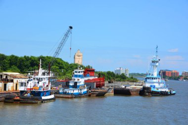 SAVANNAH GEORGIA 06: 27: römorkör hilal çekme, gemi yanaşma, boşaltma ve Savannah nehrinin ağzından nehrin yukarısındaki birçok rıhtıma kadar gemi eskortluğu da dahil olmak üzere tam teçhizat teklif ediyor