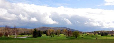 Dağları ve bulutları gören bir manzara.