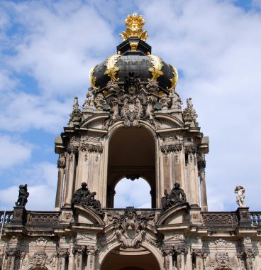 DRESDEN SAXONY GERMANY 25 Mayıs 2010: Zwinger Crown, Almanya 'nın Dresden şehrinde Barok tarzında inşa edilmiş ve saray mimarı Matthaus Daniel Poppelmann tarafından tasarlanmış bir saray. Portakallık görevi gördü.