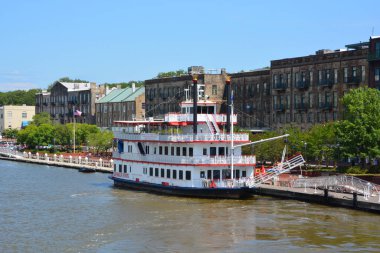 Savannah, Georgia Usa 27 Haziran 2016: Savannah nehir botu, Georgia Queen gezintiye çıktı. River Street Riverboat Company ilk olarak 1991 yılında Jonathan Claughton yönetiminde kuruldu..
