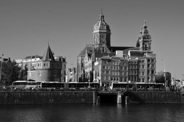 AMSTERDAM NETHERLAND 01 10 2015: Saint Nicholas Bazilikası, Basiliek van de Heilige Nicolaas Hollanda 'nın Eski Merkez Bölgesi' nde yer almaktadır. Şehrin en büyük Katolik kilisesi.