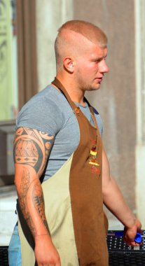 Dövmeli genç adam.