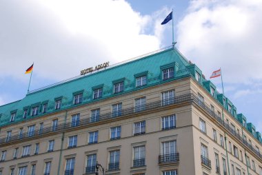 BERLIN GERMANY 05 22 2010: Hotel Adlon Kempinski Berlin, Pariser Platz, Brandenburg Gate & the Memorial to the Murdered Europe ile birlikte Unter den Linden 'da lüks bir oteldir..