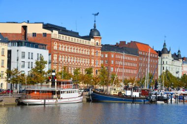 Helsinki Finlandiya 09 25 2015: Pohjoisranta merkezinde bulunan ve Kuzey Limanı çalışır. Rıhtımlar üzerinde farklı tarihsel dönemlerde farklı mimari tarzlarda yapılmış evler vardır