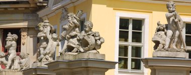DRESDEN GERMANY 25 Mayıs 2010: Zwinger Sarayı 'ndaki bebek heykelleri Barok tarzında inşa edildi ve saray mimarı Matthaus Daniel Poppelmann tarafından tasarlandı. Portakal sergisinin galerisi olarak hizmet verdi. 