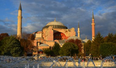 ISTANBUL TURKEY 09: 30, 2013: Ayasofya I. Justinian altında inşa edilen bir Katolik Kilisesi idi ve Doğu Katolik katedrali ve Yunan Ortodoks Hıristiyan ataerkil katedrali oldu.