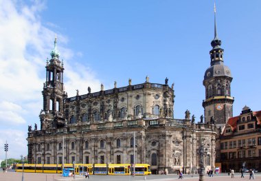 Hofkirche, 25 Mayıs 2010 'da Dresden' de Dresden 'in en önemli simgelerinden biri. 2. Dünya Savaşı sırasında Dresden' in bombalanması sırasında kilise yıkıldı..