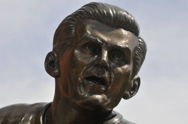 Montreal CANADA FEBRUARY 03: Montreal Kanada 'da 2003 Şubat' ında Bell Center önünde Jean Beliveau eski hokey oyuncusu heykeli. 1972 yılında Hokey Hall of Fame 'e kabul edildi..