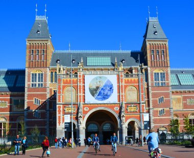 Amsterdam Hollanda 1003 2015 Rijksmuseum Amsterdam 'da sanat ve tarih üzerine kurulmuş bir Hollanda ulusal müzesidir. 1800 yılında Lahey 'de kuruldu ve 1808 yılında Amsterdam' a taşındı.
