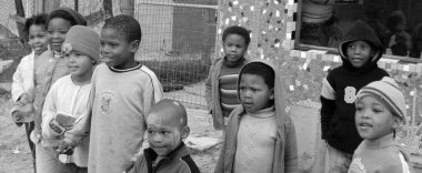 KHAYELITSHA, CAPE TOWN SOUTH AFRICA 22 Mayıs 2007: Batı Cape 'deki Khayelitsha kasabasının anaokulundaki kimliği belirlenemeyen bir grup çocuk SA' nın en büyük ve en hızlı büyüyen çocuğu olarak biliniyor.
