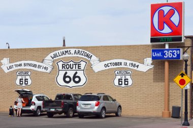 Birleşik Devletler Otoyolu 66 'nın işareti ve halk arasında 