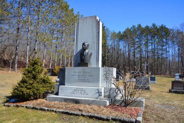 FRELIGHSBURG QUEBEC CANADA 20 Mart 2016: Joseph-Adelard Godbout 'un Mezarı, Kanada' nın Quebec ilinde yaşayan bir tarım bilimci ve politikacı. Quebec 'in 15. başbakanı olarak görev yaptı..