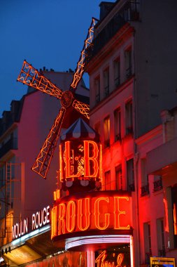 PARIS FRANCE 19, 2014: Moulin Rouge gece lambaları Paris, Fransa 'da. Moulin Rouge, 1889 yılında Paris 'in Pigalle semtinde inşa edilen ünlü bir kabare.. 