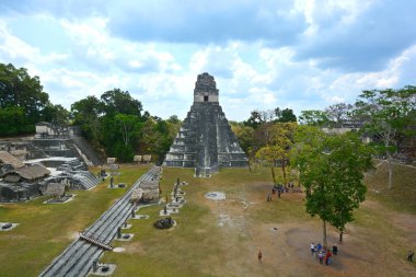 TIKAL, GUATEMALA MAYIS 03 2016: Guatemala Tikal Ulusal Parkı 'ndaki Kolomb öncesi Maya uygarlığının arkeolojik alanı 1979' dan beri UNESCO Dünya Mirası Alanı 'dır.