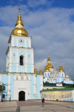 KIEV UKRAINE 09 04 17: Aziz Michael Altın Kubbe Manastırı işlevsel bir manastır. Manastır, Aziz Sophia Katedrali 'nin kuzeydoğusundaki Dinyeper Nehri' nin sağ kıyısında yer almaktadır..