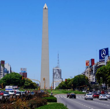 BUENOS ARGENTINA 11: Obelisco Avenida 9 de Julio Arjantin 'in Buenos Aires şehrinde yer alan bir caddedir. Adı Arjantin 'in Bağımsızlık Günü onuruna,