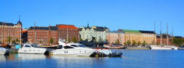 Helsinki Finland 09: 25 2015: Pohjoisranta limanı kuzey limanı boyunca yer almaktadır. Rıhtımda farklı mimari tarzlarda farklı tarihsel dönemlerde inşa edilmiş evler var.