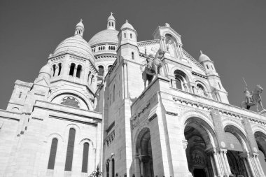 Montmartre Hill, Paris, Fransa 'daki Sacre Coeur Bazilikası. Paris 'in en önemli simgelerinden biridir. Sacre Coeur Kilisesi 'nin yüzü siyah beyaz. Paris 'in güzel dekoratif mimarisi.