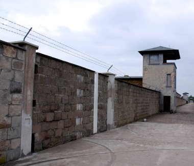 SACHSENHAUSEN ORANIENBURG, GERMANY 05 2010: Eski Nazi toplama kampı Mirador, şimdi Sachsenhausen Ulusal Anıtı