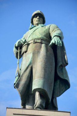 BERLİN GERMANY 09 22: Sovyet Savaş Anıtı (Tiergarten), Nisan ve Mayıs 1945 'te Berlin Muharebesi sırasında hayatını kaybeden Sovyet Silahlı Kuvvetleri' ne bağlı 80.000 askerin hayatını kaybettiği savaş anıtı.