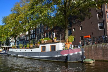 AMSTERDAM NETHERLANDS 10 3 2015: Avrupa 'da yüzen evlerin en iyi örneklerinden bazıları Amsterdam kanallarında görülebilir, hatta yüzen ev otelleri bile vardır. Amsterdam 'da yüzen evler çok pahalı.
