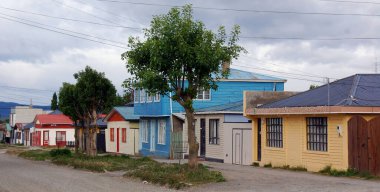 PIERTOS NATALES PATAGONIA CHILI 123: Tipik Patagonya evleri Puerto Natales 'te Şili' nin güneyinde yer alan bir şehirdir. Puerto Natales eyaletteki tek şehirdir.