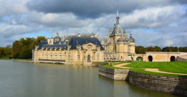 Chantilly Fransa 17 Ekim: Chantilly Şatosu, Fransa 'nın Chantilly kentinde bulunan tarihi bir kaledir. 17 Ekim 2014 'te. Fransa 'nın en iyi sanat galerilerinden biridir ve halka açıktır. 