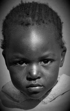 Swakopmund, Namibya, 09 Ekim 2014: Swakopmund 'un Mondesa gecekondu mahallesinde yaşayan kimliği belirsiz çocuk. Namibya 'da evlerin yaklaşık yüzde 27,6' sı yoksul olarak sınıflandırılıyor.