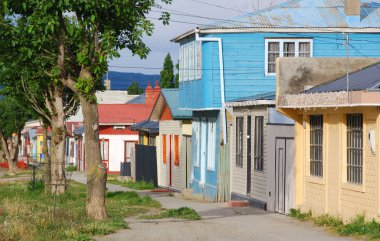 PIERTOS NATALES PATAGONIA CHILI 123: Tipik Patagonya evleri Puerto Natales 'te Şili' nin güneyinde yer alan bir şehirdir. Puerto Natales eyaletteki tek şehirdir.