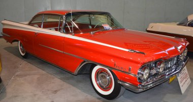 Saint HYACINthe CANADA 08 03: 17: 1959 için Oldsmobile Dynamic 88 ön çamurlukların üzerinde başlayan ve roket şeklinde uzantılarla arkaya doğru yükselen yüzgeçlere sahipti.