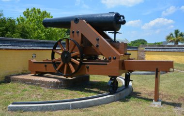 CHARLESTON SC ABD 24 Haziran 2016: Fort Moultrie topu Sullivan 's Island' da bulunan ve komutan General William Moultrie 'nin adını verdiği Charleston şehrini korumak için inşa edilen bir kaledir..