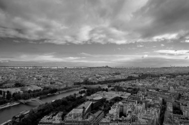 PARIS FRANCE OCT 16 2013: Paris 'e Eyfel Kulesi' nden kuş bakışı bakış açısı 2.249.975 kişilik bir nüfusa sahiptir ancak metropoliten alanı Avrupa 'nın en büyük nüfus merkezlerinden biridir. 