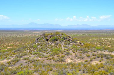 Petroglyph Ulusal Anıtı, Kuzey Amerika 'nın en büyük petrol sahalarından birini korur. Kuzeybatı köşesinden başlayan Butte volkanı güneyinde ise Vulcan, Black ve JA volkanları bulunur.