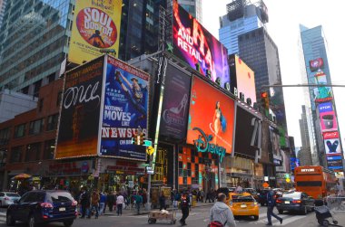 NEW YORK CITY - OCT 25: Times Meydanı, Broadway tiyatroları ve çok sayıda LED işareti ile New York City ve ABD 'nin 25 Ekim 2013' te Manhattan, New York 'ta yer alan bir sembolüdür. 