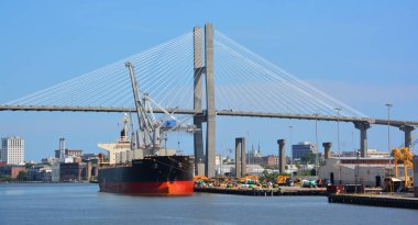 SAVANNAH GEORGIA 06: 27: Talmadge Memorial Bridge, ABD 'de Savannah Nehri boyunca uzanan ve Savannah, Georgia ve Hutchinson Adası arasında bulunan köprü..