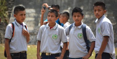 ANTIGUA GUATEMALA MAYIS 02 2016: Guatemala 'da bir Maya öğrencisinin portresi altı yıl ücretsiz ve zorunludur. Guatemala 'nın üç kademeli bir eğitim sistemi var. 