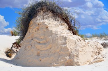New Mexico eyaletindeki White Sands Ulusal Anıtı alçıtaşı kristallerinden oluşan beyaz kum tepecikleri alanıdır. Alçıtaşı kum tarlası Dünya 'daki türünün en büyüğüdür..